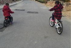 娱乐吃瓜酱骑车摔倒,健康安全不容忽视